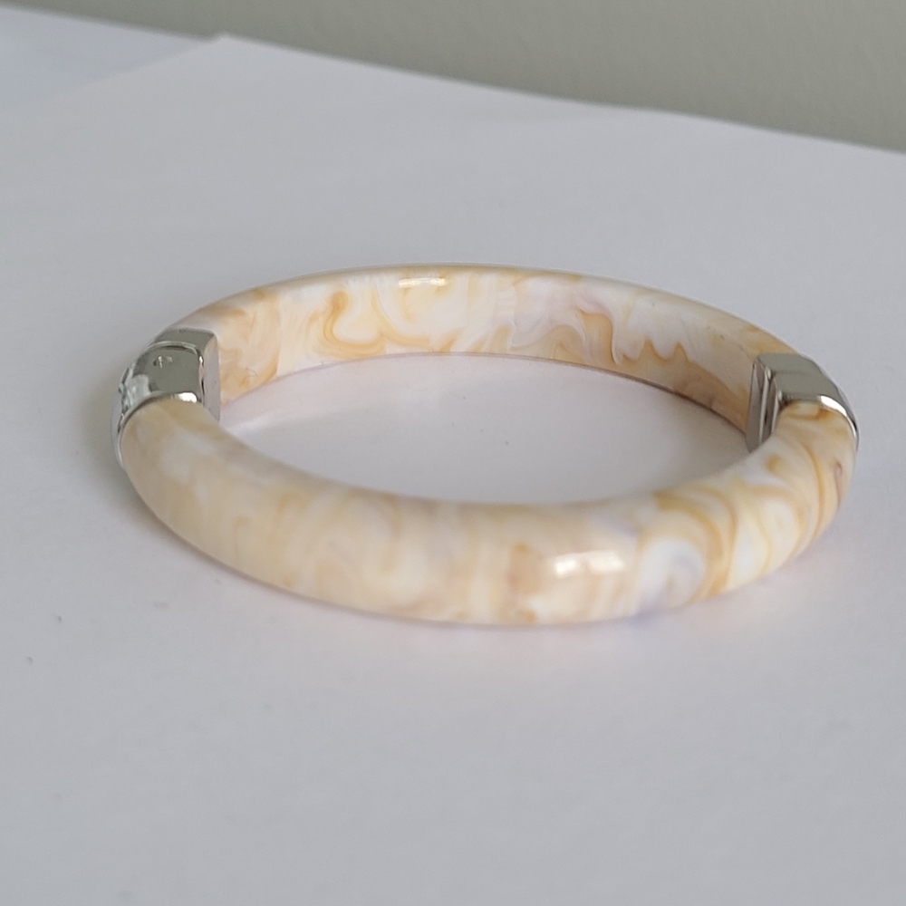 Vintage Boho Cream Chunky Resin Acrylic Hinged Silver Tone Bangle Bracelet - Picture 4 of 13